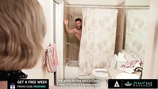 NURU MASSAGE - Ellie nova ölt seinen liebhaber auf seiner wohnzimmermatte für riskanten happy end-fick ein