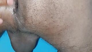 Chico indio mostrando su agujero anal negro sexy pelos culo b