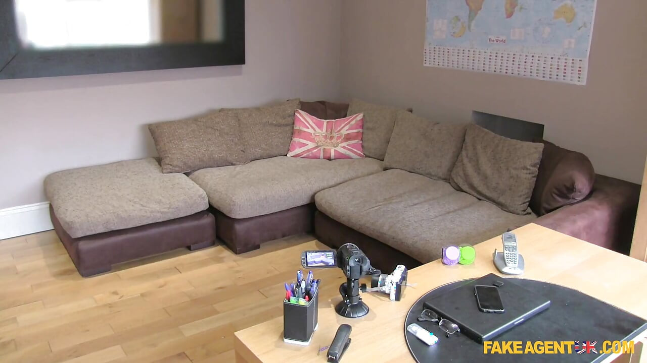 Fake agent UK - hete roodharige Lottie Lovelace stript, zuigt hard en neemt ruige bureau creampie van John
