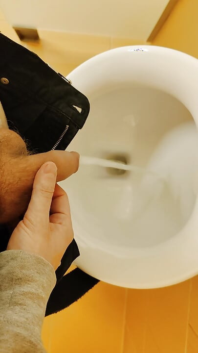 Mladi mršavi bijeli dečko u mješavini pišanja