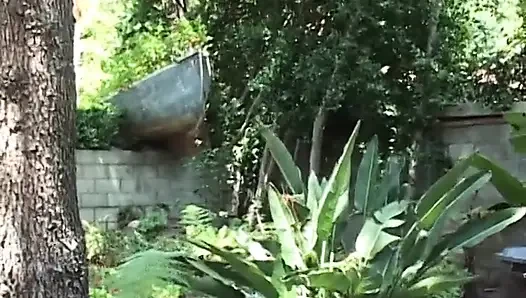 Возбужденной крошке нравится, когда ей шпилят огромный шест ее мокрую киску