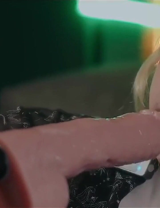 She Loves It When Someone Fucks Her Mouth