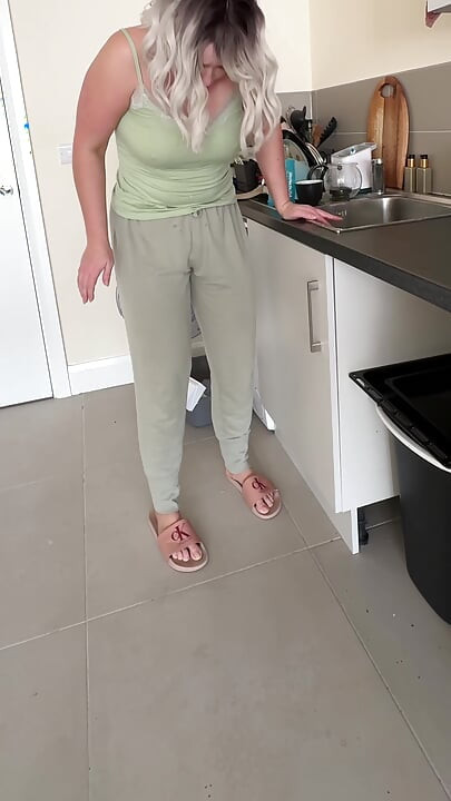 Dishes Vs. Full Bladder I Lost Control and Piss in Pants