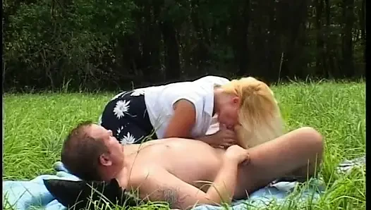 Возбужденная пара занимается жестким сексом на природе
