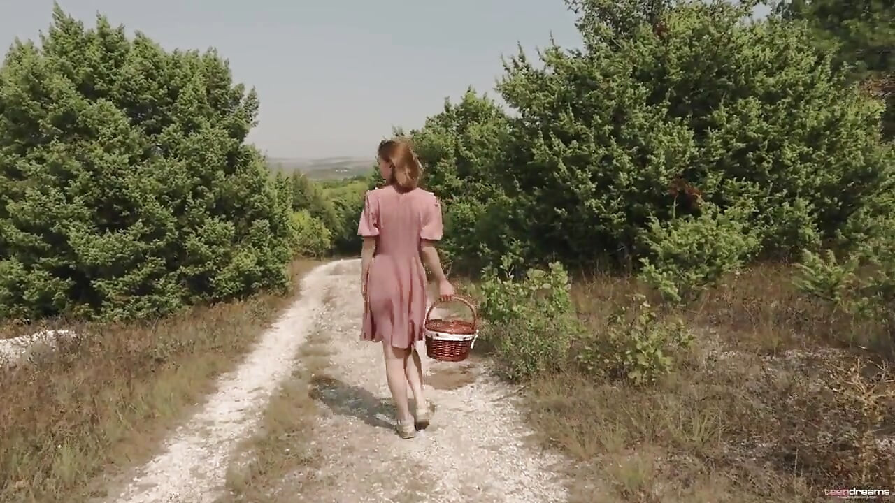 Η Lana παίζει σε εξωτερικό χώρο με το δονητή της