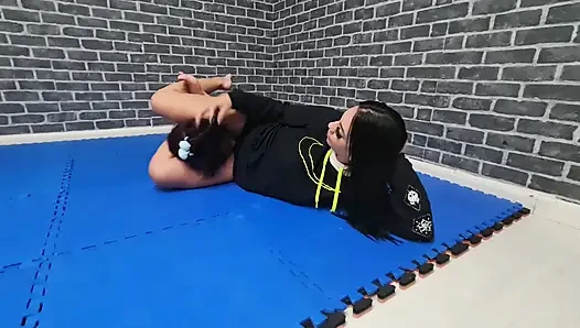 Scissor melawan kaki ekstrem oleh cewek papan atas alice