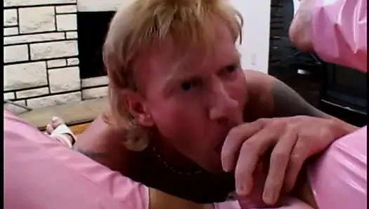 Platzen mit guter gesundheits-blondine kat Kleevage in rosa outfit geschnitten den typen auf den knien
