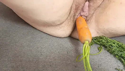 I put my girlfriend a carrot in this horny hairy fat cunt