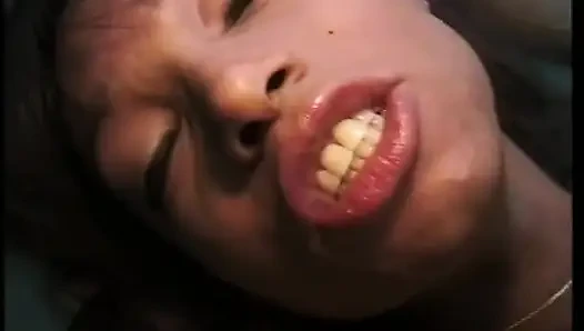 Yakışıklı adam bu genç travesti ile deney yapmaya hazır