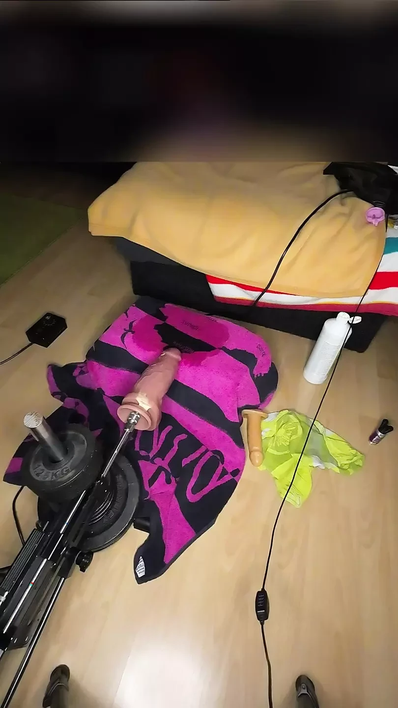 性感的变装者撸管他的微鸡巴，而性爱机器深深地插入他