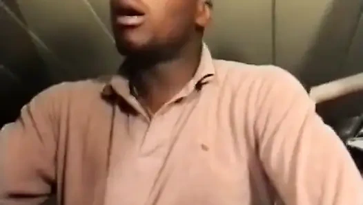 Ein Koch wird von ihren Kundinnen in der Küche geschnitten.