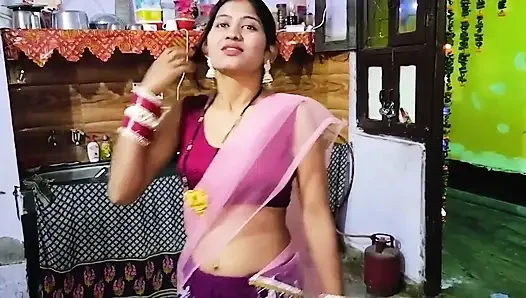 Zuzusehen, wie indische stiefmutter ein heißes bad nimmt, lässt ihren stiefsohn verrückt werden, sie zu ficken