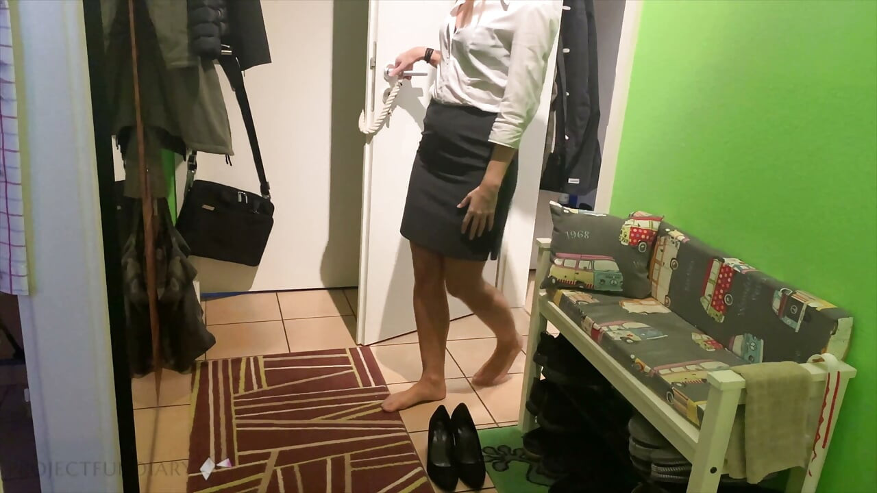 Ehefrau im business-look vor der arbeit gefickt