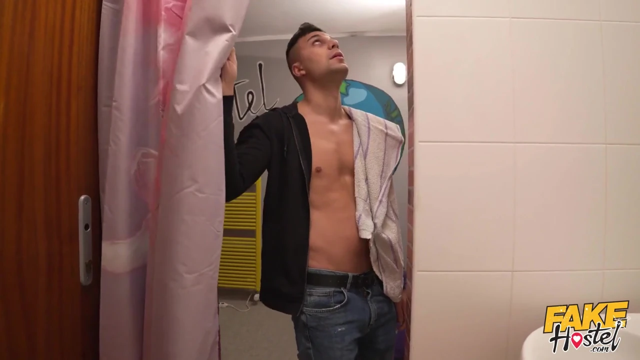 Fake hostel - capri lmonde güzel adam ona yardım edene kadar mastürbasyon sorunu yaşıyor