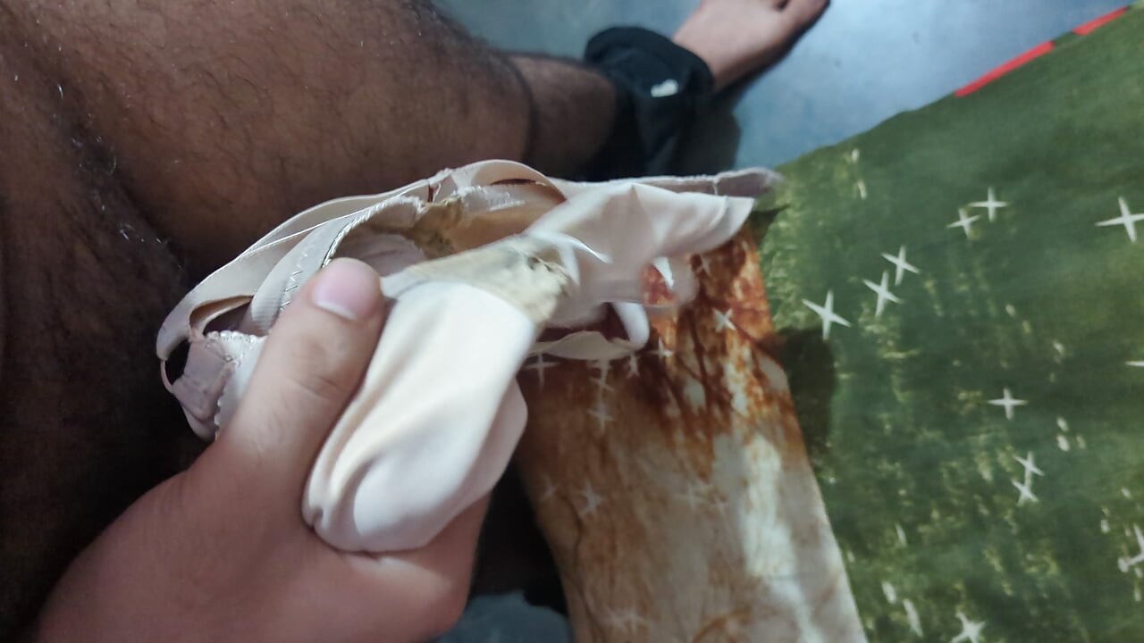 גירוי בחזייה ותחתונים