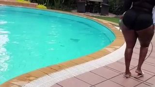 Kenijski duży tyłek chodzący w kostiumie kąpielowym