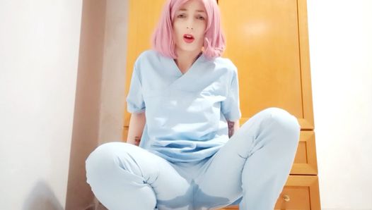 Une infirmière sexy mouille son pantalon! vidéo complète sur faphouse!