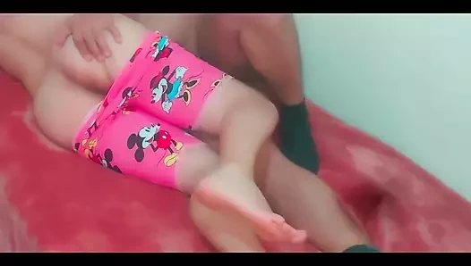 Antel yüksek sınıf, güzel bir kız getiriyor, onu kollarına alıyor, açıyor, ona doğru çekiyor, ovuyor, azdırıyor,