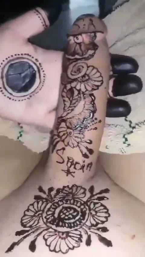 Mehndi Design no pau parecendo incrível.