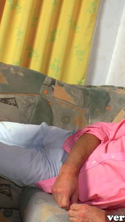 Nemačka polu ćerka ubeđuje svog očuha da ima porodični seks | Klip 1