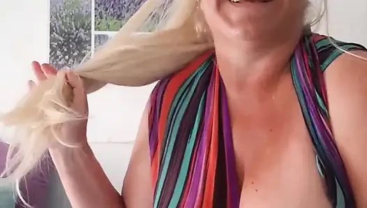Bayan Fina selfie çubuğuyla mastürbasyon yapıyor, her zamankinden daha azgın
