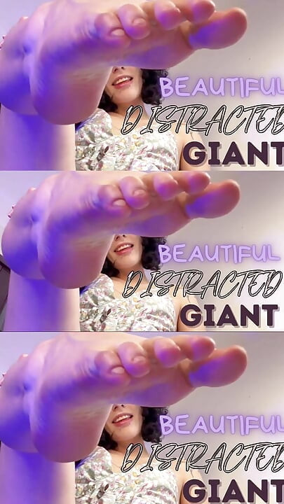 Hermosa distraída gigante