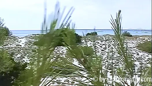 MILF Telanjang Seksi Di Pantai Nudist