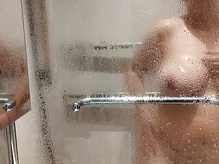 Betrapte mijn rondborstige stiefzus onder de douche