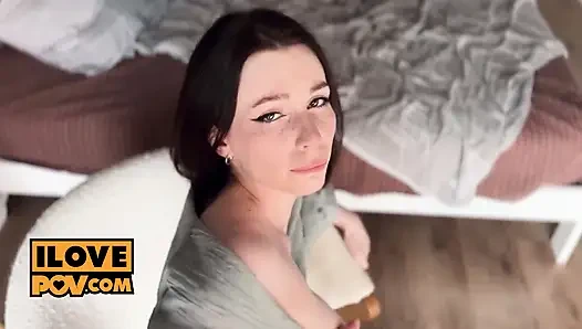 Si cantik bertato lesya moon menggodamu sebelum mengajakmu ke ranjang