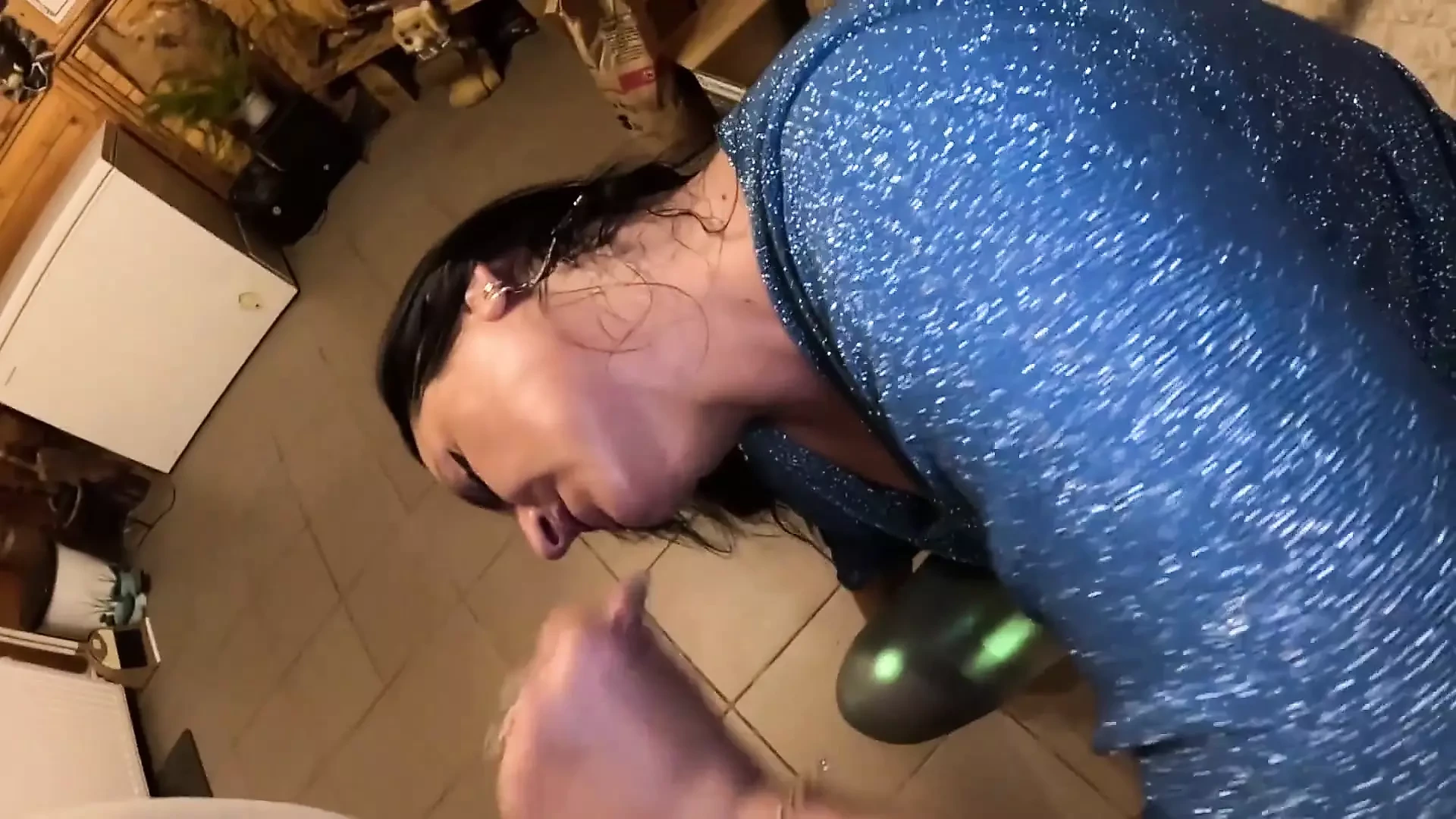 Pompino profondo e gioco con sborra sul mio zoccolo di cammello 285
