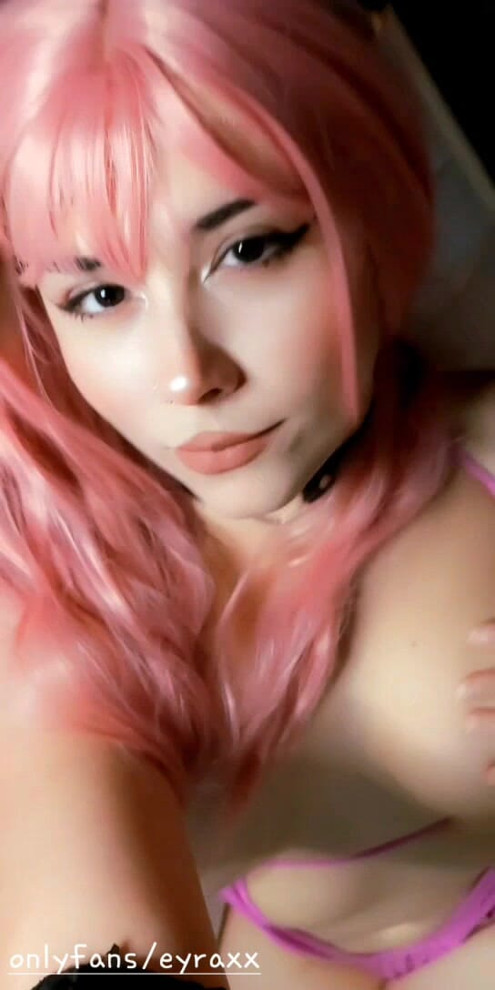 粉红色头发的淫荡青少年独自玩耍