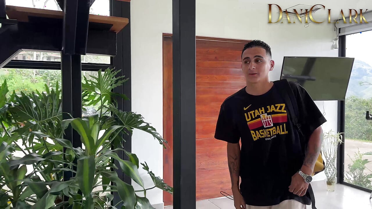 내 의붓여동생은 내가 자위하는 것을 발견하고 우리는 결국 섹스를 하게 됩니다