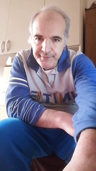 אני מאונן את הזין הקשה שלי ותוקע אצבעות בתחת הפתוח שלי