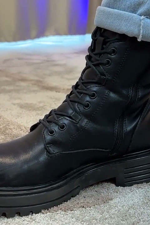 ¡Las botas de hierro chocaron con sus grandes testículos inútiles! Aplastando sus feos genitales - Dave Moon - Mia - Bbusting