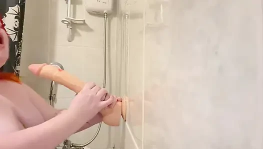 Cewek semok ini muasin memeknya pakai dildo