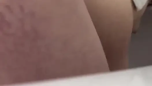 Sıkı amcık küvette yarağa oturuyor