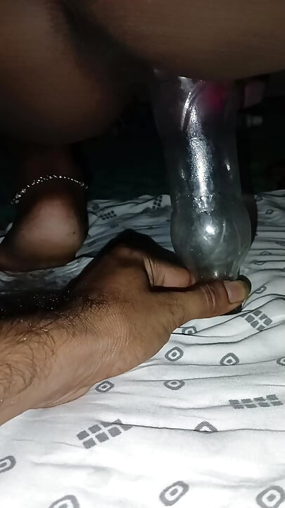 Hintli kadın şişeyi seviyor