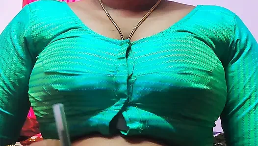 Красивая индийская учительница наедине со студентом