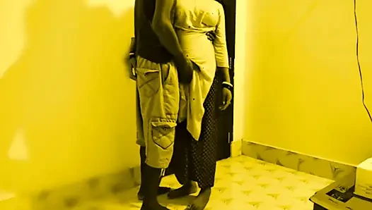 Desi ibu rumah tangga seksi yang luar biasa selingkuh dari suamimu untuk menyetubuhi saudara tirinya yang lebih muda dengan kontol besar.