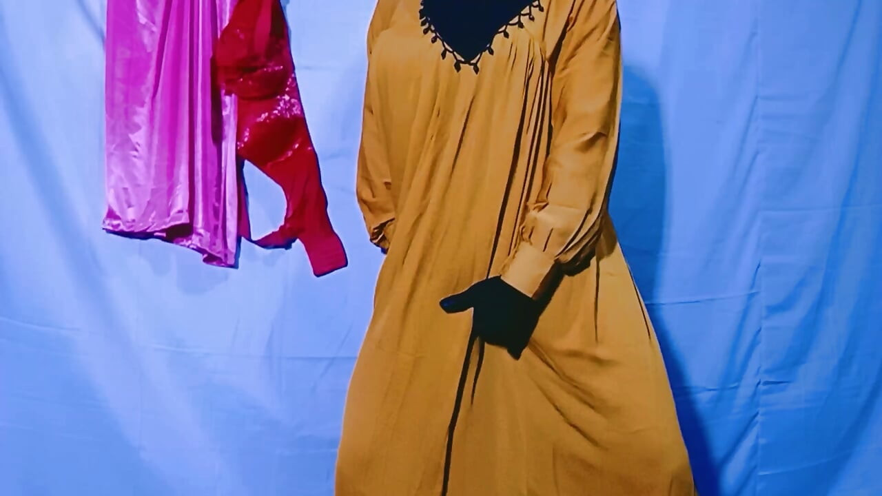 Indyjska żona szycia na maszynie, ale ma też inne myśli