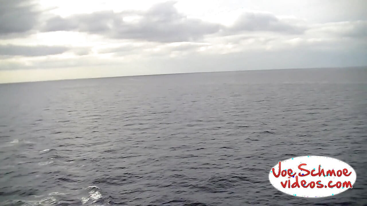 Brian yang belum disunat nyepong di laut