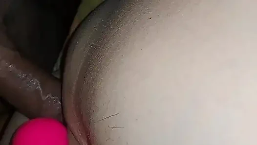 Dia menyetubuhi pantatku dan kemudian aku mengisinya dengan air mani di memeknya