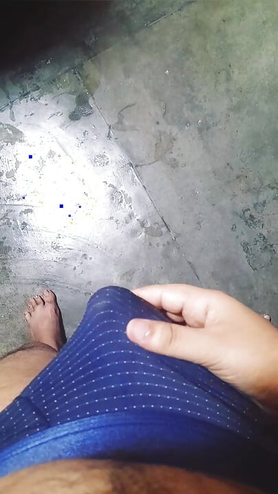 Land se paani nikal aaya chaddi ke andar muth maari