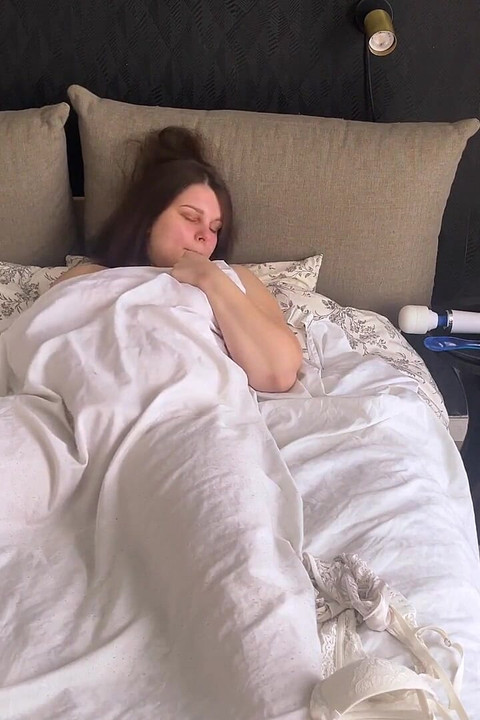 Sam w domu masturbuje się cipką grać pod prześcieradłami