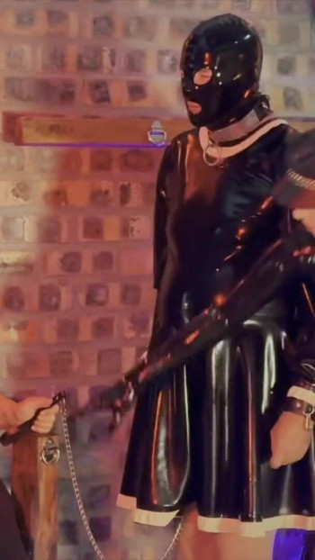 "Dominatrix 여주인 4월 - 노예 로지가 진공 청소기"에서 매혹적인 순간