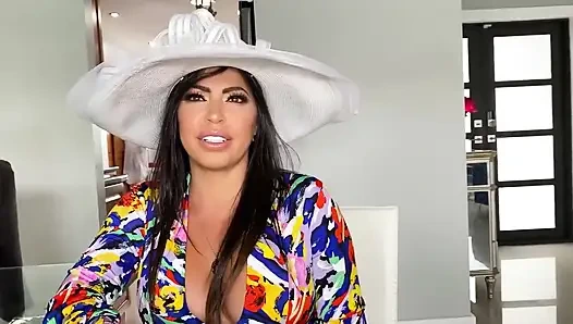 Грудастая милфа Julianna искала кого-то другого, но быстро находит мой большой хуй и поедает мою задницу!