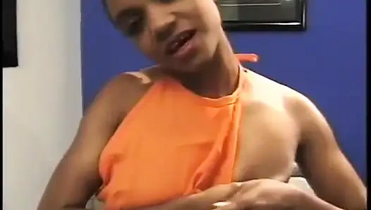 Pelacur ebony muda dicukur disetubuhi dengan kontol hitam lalu dia memeras susu