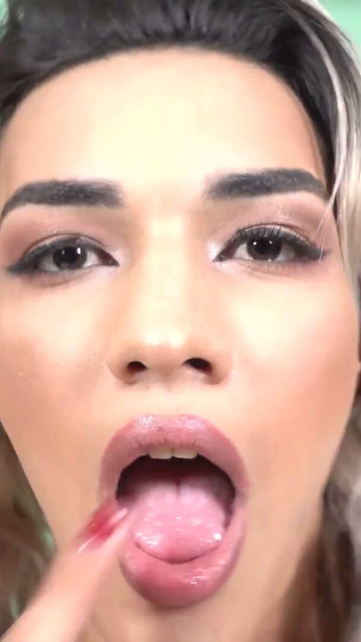 BRAZILIAN TRANSSEXUAL: CUTE YRIS STAR | Clip 1