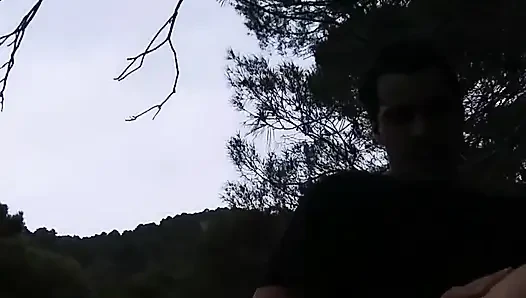 Pantat besar orang asing terkejut dan disetubuhi di hutan umum