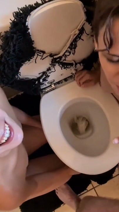 Twee menselijke toiletten die aan mijn lul zuigen na een gouden douche | Clip 1